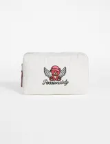 Estuche rectangular de algodón color blanco, con cierre superior y tirador de cuero sintético color borgoña. Presenta un bordado de un oso de peluche con alas y la frase "Passionately".