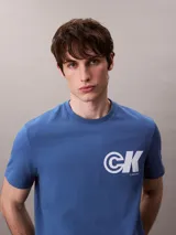 Remera de algodón color azul con cuello redondo, manga corta y corte regular. Presenta el monograma gráfico de Calvin Klein estampado en blanco en el lado izquierdo del pecho.