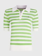 Chomba de punto a rayas horizontales verdes y blancas, con cuello polo blanco, cartera de cuatro botones y logo bordado de Tommy Hilfiger en el pecho.