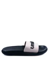 Ojotas de faja Umbro modelo Twise, con base negra y tira ancha beige con el logo de la marca en relieve negro.