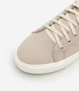 Championes casuales de caña baja con cierre de cordones, confeccionados en lona de algodón con suela de goma vulcanizada.