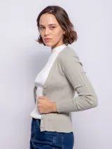 Cardigan de punto acanalado en color marrón, con escote en V, cierre frontal con botones a tono y mangas largas ajustadas.