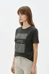 Remera de algodón color blanco, con cuello redondo, mangas cortas y estampa frontal rectangular con motivo de animal print estilo cebra y la palabra 'ICON'.