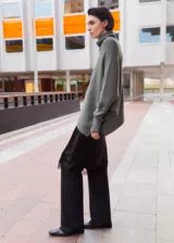 Jersey gris de punto con cuello vuelto, diseño oversize de manga larga y silueta asimétrica.