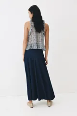 Pollera tobillera de denim de algodón con cintura estándar, cierre trasero, costura curva en las caderas y diseño con vuelo.