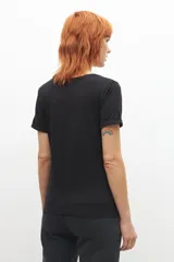 Remera blanca de manga corta con escote redondo amplio.