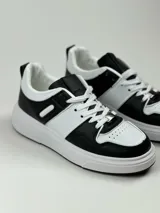 Championes blancos de estilo urbano, con suela de plataforma y cordones.