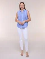 Musculosa de lino a rayas, con cuello con solapa, escote en V, cierre frontal con botones y un bolsillo aplicado en el pecho.
