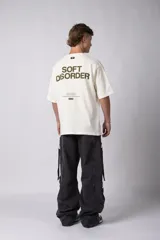 Jean de corte baggy con múltiples bolsillos cargo frontales con cierre metálico, tiro medio y tiras de ajuste en la botamanga.