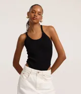 Body negro sin costuras, confeccionado en poliamida y elastano, de diseño ajustado con escote redondo y tiras cruzadas en la espalda.