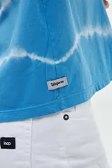 Remera manga corta color rosa con efecto tie-dye y estampado pequeño en el pecho.