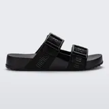Sandalias Melissa Cozy Slide M-Lover color negro, con dos tiras anchas con hebillas grandes y apliques con logo. Suela de PVC extra flexible.