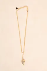 Collar dorado de doble cadena con dije en forma de caracol.