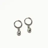 Aros plateados tipo argolla con dije colgante de piedra blanca ovalada.