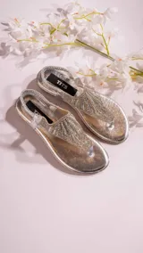 Sandalias plateadas con apliques de strass y tira trasera.