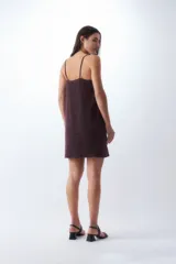 Vestido corto de lurex rosado con breteles finos y escote en V.