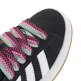 Championes Adidas Campus 00s negros con las tres tiras blancas y cordones estampados.