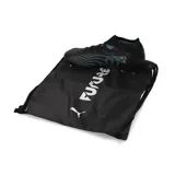 Championes de fútbol Puma Future, color negro con detalles en turquesa y líneas dinámicas en el empeine, diseño de caña alta elástica y suela con tapones.