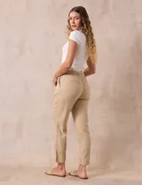 Pantalón de algodón marca Dash, color azul denim. Tiene pretina elastizada con lazo de ajuste, bolsillos delanteros y bolsillos traseros simulados.