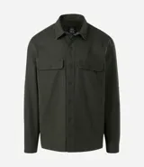 Camisa de manga larga confeccionada en sarga de algodón color verde militar. Presenta cuello inglés, cierre frontal con botones y dos bolsillos con solapa en el pecho.