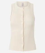 Musculosa de tejido rib color crema, con cuello redondo y cierre frontal con botones. Presenta un diseño ajustado al cuerpo y sin mangas.