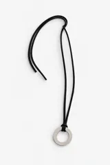 Collar largo con cordón de cuero negro regulable y dije circular metálico plateado.