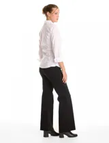 Camisa blanca entallada con cuello solapa y escote en V. Presenta un diseño frontal con tablitas horizontales, cierre central con botones y mangas tres cuartos con puños anchos rebatibles.