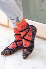 Ballerinas con estampado multicolor, punta semi-redonda, escote cerrado en pico y tiras cruzadas atadas al tobillo con doble hebilla. Interior 100% piel y suela de cuero. Incluye plantilla intercambiable de lana y piel.