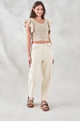 Top de punto calado color beige con brillo metalizado, escote redondo y mangas cortas con volados.