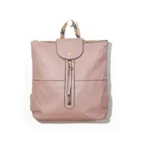 Mochila color rosa de símil cuero con solapa y cierre superior.