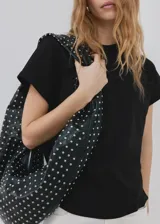 Remera negra de algodón, con diseño recto, cuello redondo y manga corta.