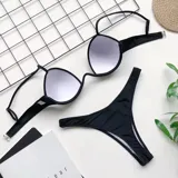 Conjunto de bikini color lila, compuesto por un soutien con aro y tirantes finos regulables, y una bombacha colaless de tiro medio.
