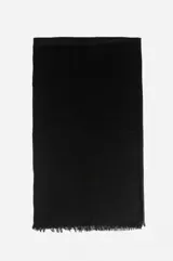 Pashmina ligera de color negro con textura lisa y terminaciones de flecos en los extremos.