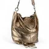 Maxi bolso tipo shopper color negro, confeccionado en cuero sintético. Tiene doble asa de hombro reforzada y correa desmontable con ojales metálicos. Incluye un neceser interior y cierre superior con imán doble.