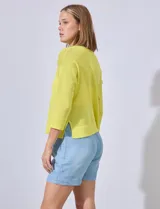 Buzo color salmón en tejido calado, marca Cable & Gauge. Cuello a la base, largo de manga 3/4. Ruedo y puño en tejido acanalado.