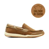 Mocasines casuales para hombre de cuero color marrón, con detalles de costuras visibles, pas cordones laterales y suela de goma blanca.