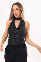 Top de lurex negro con cuello halter drapeado y acabado brillante.
