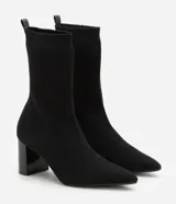 Botas de caña media de tejido de punto acanalado negro, con puntera fina y tacón geométrico.