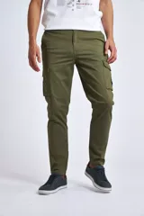 Pantalón cargo de corte slim, color verde militar, con bolsillos laterales tipo cargo y cierre frontal. Confeccionado en algodón.