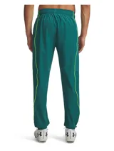 Pantalón deportivo de entrenamiento color verde petróleo, con cintura elástica, bolsillos laterales con cierre y puños elásticos en los tobillos. Cuenta con tecnología repelente al agua y diseño ergonómico para mayor movilidad.