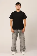 Pantalón jean gris con efecto lavado y corte amplio.