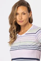 Remera de manga corta con escote en V y botones, con estampado de rayas horizontales en tonos pastel.