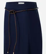 Pollera midi de corte recto, confeccionada en mezcla de viscosa y lino, en color azul marino. Cuenta con cintura con pasacintos, calce estructurado y un cinturón fino de material sintético con lazo delantero.