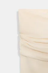 Top de punto color crema, con escote recto y hombros descubiertos, manga larga y diseño ajustado.