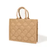 Bolso tipo tote color beige con diseño acolchado en forma de rombos y doble asa de hombro.