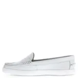 Mocasines de cuero blanco con suela plana de goma, diseño clásico con costuras visibles y detalle de etiqueta de marca en el lateral.