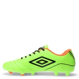 Championes de fútbol Umbro modelo Classico III HG, color negro con detalles en blanco. Presentan un diseño clásico con costuras en la puntera para mayor control, cierre de cordones y suela con tapones para césped natural o artificial.