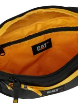 Riñonera negra con correa ajustable y hebilla de liberación rápida. Presenta un diseño utilitario con múltiples bolsillos con cremallera, incluyendo un bolsillo interior plano. Destaca por una cinta frontal amarilla con el logo CAT® en negro.