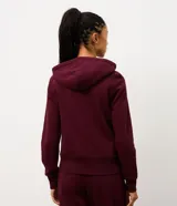 Campera deportiva de corte regular, color beige, con capucha ajustable mediante cordones, cierre frontal de cremallera y bolsillos laterales. Confeccionada en tejido de algodón y poliéster.