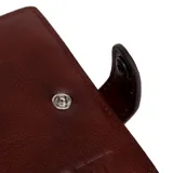 Billetera de cuero color marrón, con cierre de solapa y botón a presión, y el logo de la marca grabado en la parte frontal.